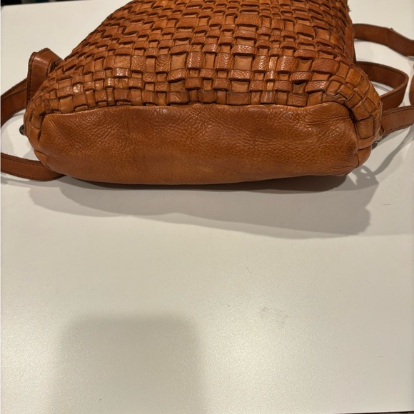 Vilenca Holland leather woven backpack adjustable strap zip around close cognac - Picture 9 of 12